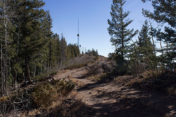 The summit road leads west along the summit ridge towards the Roof Butte summit